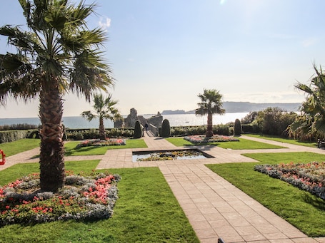 Cottage | Interior. Castle Cove View