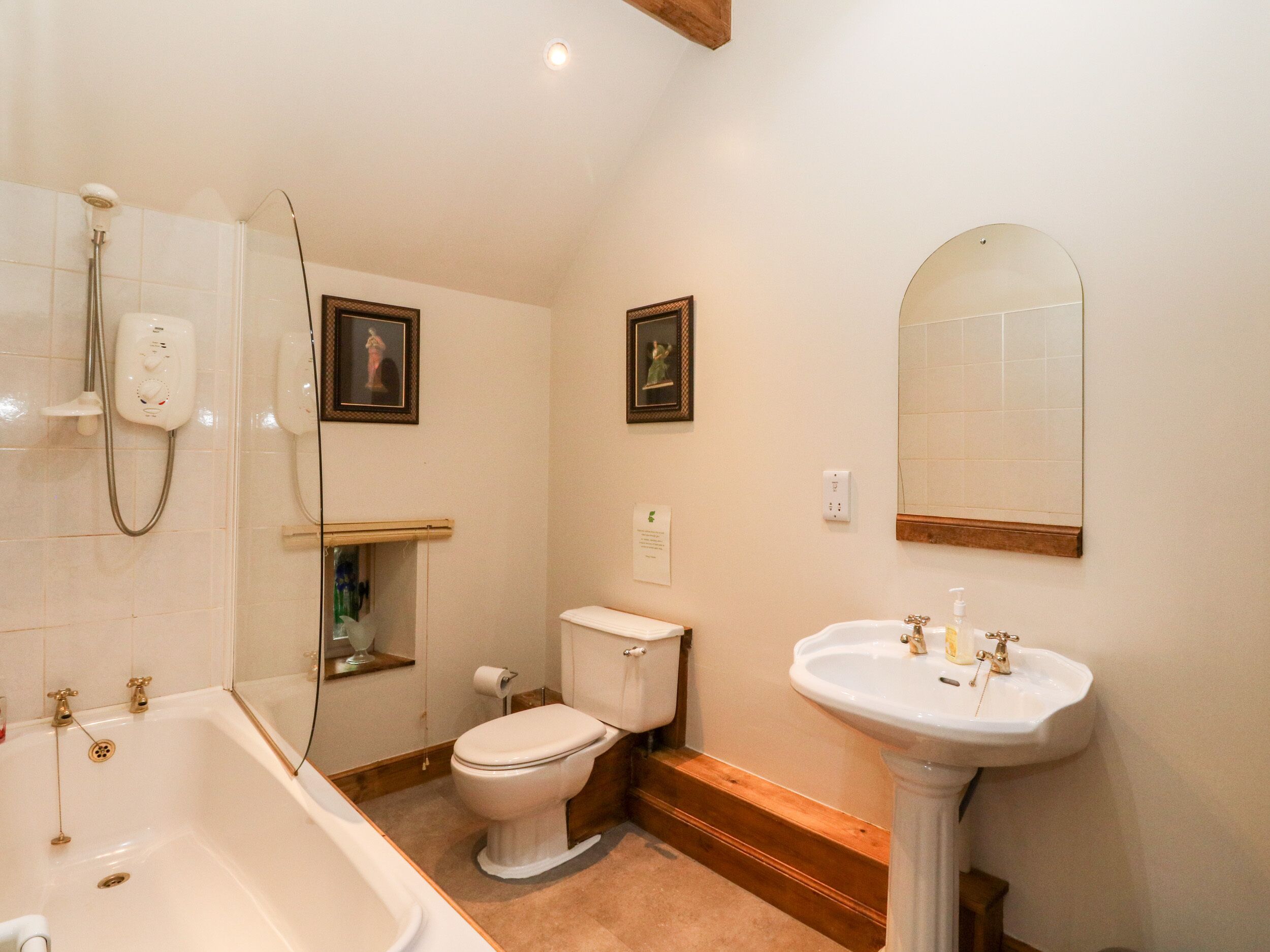 Un baño con bañera, inodoro, lavamanos y ducha.