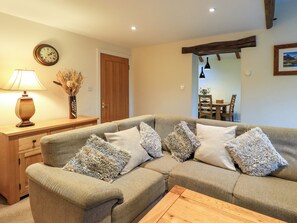 Cottage | Woonruimte | Een videogameconsole en een dvd-speler