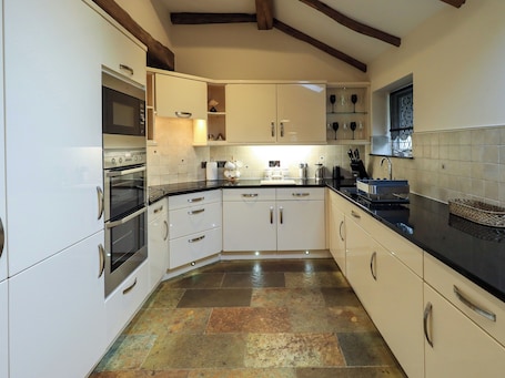 Cottage | Private kitchen | Fridge, dishwasher, cookware/dishes/utensils. Durham Bridge Barn