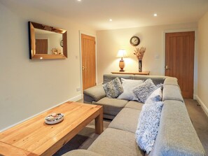 Cottage | Woonruimte | Een videogameconsole en een dvd-speler