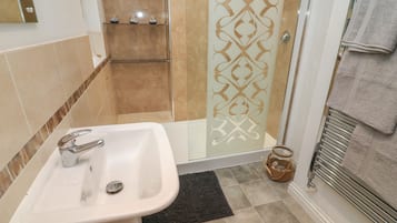 Cottage | Badkamer | Een douche