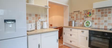 Cottage | Private kitchen | Fridge, dishwasher, electric kettle, toaster