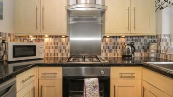 Casa de campo | Cocina privada | Frigorífico, hervidor eléctrico, tostadora y utensilios de cocina