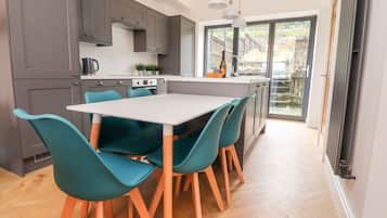 Mökki | Yksityinen keittiö | Jääkaappi, astianpesukone, vedenkeitin, leivänpaahdin