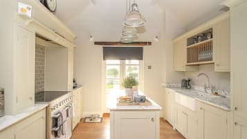 ์ฝํฐ์ง | ์ ์ฉ ์ฃผ๋ฐฉ | ๋์ฅ๊ณ , ์๊ธฐ ์ธ์ฒ๊ธฐ, ์ ๊ธฐ ์ฃผ์ ์, ํ ์คํฐ