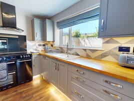 Cottage | Private kitchen | Fridge, dishwasher, electric kettle, toaster