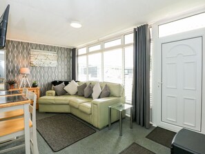 Cottage | Living area - 98 Cherry Park (Skegness)