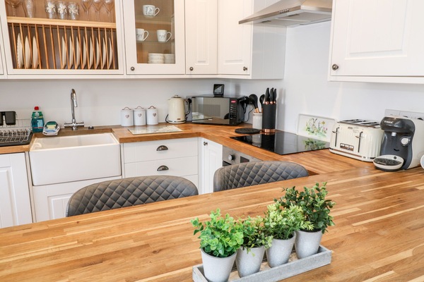 Cottage | Private kitchen | Fridge, microwave, electric kettle, toaster