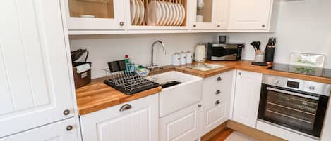 Cottage | Private kitchen | Fridge, electric kettle, toaster, cookware/dishes/utensils