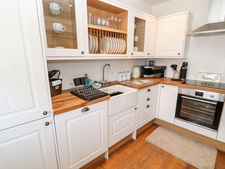 Refrigerador, tetera/pava eléctrica, tostadora, utensilios de cocina