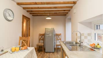Casa rural | Cuina privada | Frigorífic, microones i utensilis de cuina, vaixella i coberteria