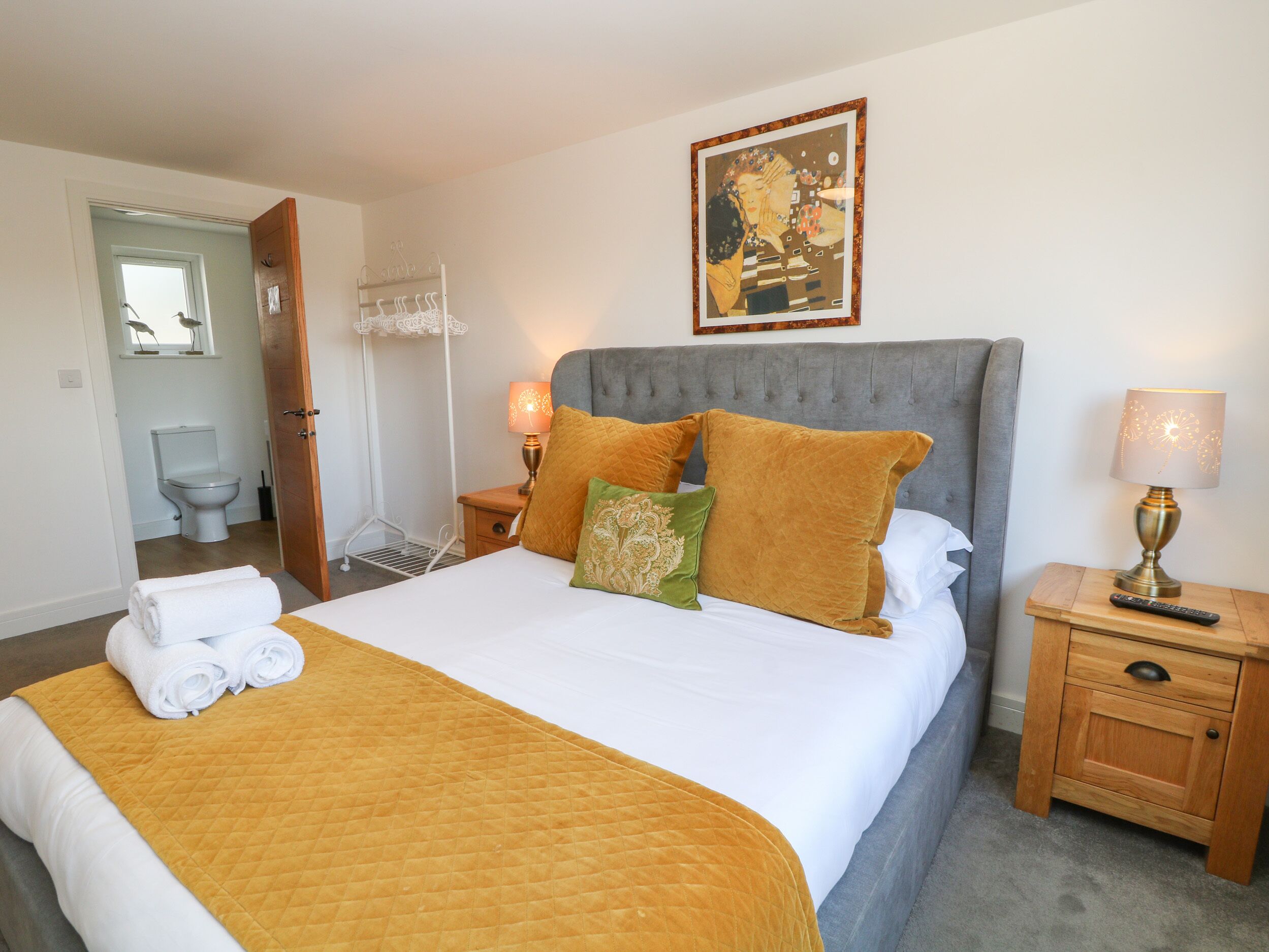 4 habitaciones, decoración personalizada y muebles diferentes 