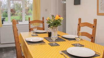 Cottage | Private kitchen | Fridge, dishwasher, electric kettle, toaster