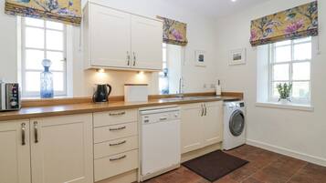 Cottage | Private kitchen | Fridge, dishwasher, electric kettle, toaster
