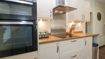 Cottage | Private kitchen | Fridge, dishwasher, electric kettle, toaster