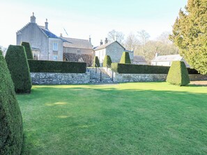 Property grounds - North Wing - Pitmedden Gardens (Ellon)