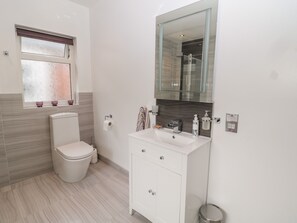 Cottage | Bathroom - 1A Chantry Place (Morpeth)