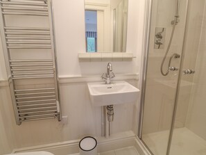 Cottage | Bathroom | Shower - 2 Garden Apartment (Kingsbridge)