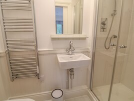Cottage | Bathroom | Shower