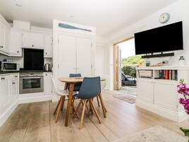 Cottage | Private kitchen | Fridge, dishwasher, electric kettle, toaster