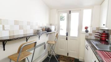 Casa de campo | Cocina privada | Refrigerador, tetera eléctrica, tostadora y utensilios de cocina