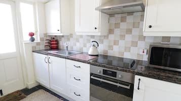 Cottage | Private kitchen | Fridge, electric kettle, toaster, cookware/dishes/utensils