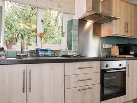 Cottage | Private kitchen | Fridge, electric kettle, toaster, cookware/dishes/utensils