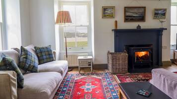 Cottage | Living area | Fireplace