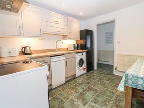 Fridge, dishwasher, electric kettle, toaster - Annex (Pwllheli)