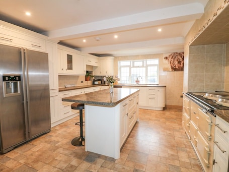 Refrigerador, lavavajillas, tetera/pava eléctrica, tostadora