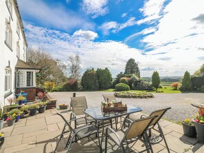Cottage | Outdoor dining - Fields Farm (Stoke-on-Trent)