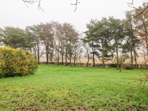 Cottage | Property grounds - Fields Farm (Stoke-on-Trent)