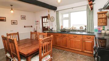 Cottage | Private kitchen | Fridge, microwave, dishwasher, electric kettle