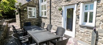 Yr Hen Ysgol, The Old School