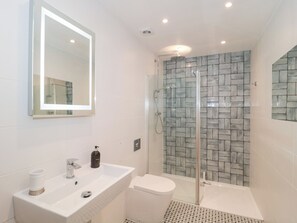 Cottage | Bathroom | Shower - The Escape (Malvern)
