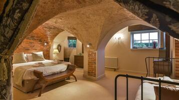 Cottage | 2 bedrooms, individually decorated, individually furnished, free WiFi