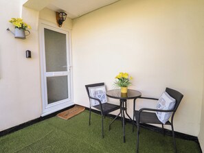 Cottage | Outdoor dining - Redwood (Harlech)