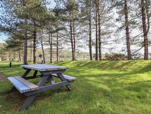 Outdoor dining - Redwood (Harlech)