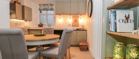 Cottage | Private kitchen | Dishwasher, cookware/dishes/utensils