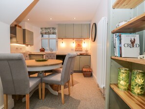 Cottage | Private kitchen | Fridge, dishwasher, electric kettle, toaster - Pottergill (Windermere)