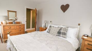 Cottage | 2 bedrooms, individually decorated, individually furnished, travel cot