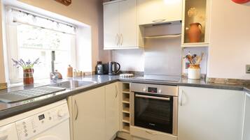 Cottage | Private kitchen | Fridge, electric kettle, toaster, cookware/dishes/utensils