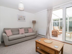 Cottage | Woonkamer | Een televisie en een dvd-speler