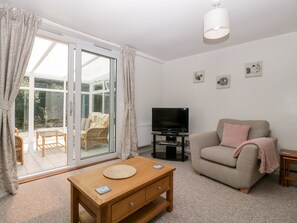 Cottage | Woonkamer | Een televisie en een dvd-speler