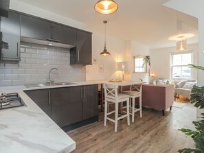 Cottage | Private kitchen | Fridge, electric kettle, toaster, cookware/dishes/utensils - Hope Cottage (Hythe)