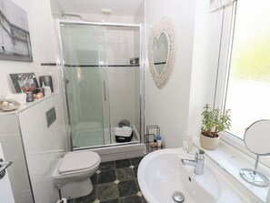 Cottage | Bilik Mandi | Pancuran mandi 
