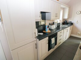 Cottage | Private kitchen | Fridge, cookware/dishes/utensils