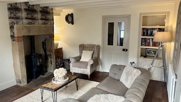 Cottage | Living area | Fireplace