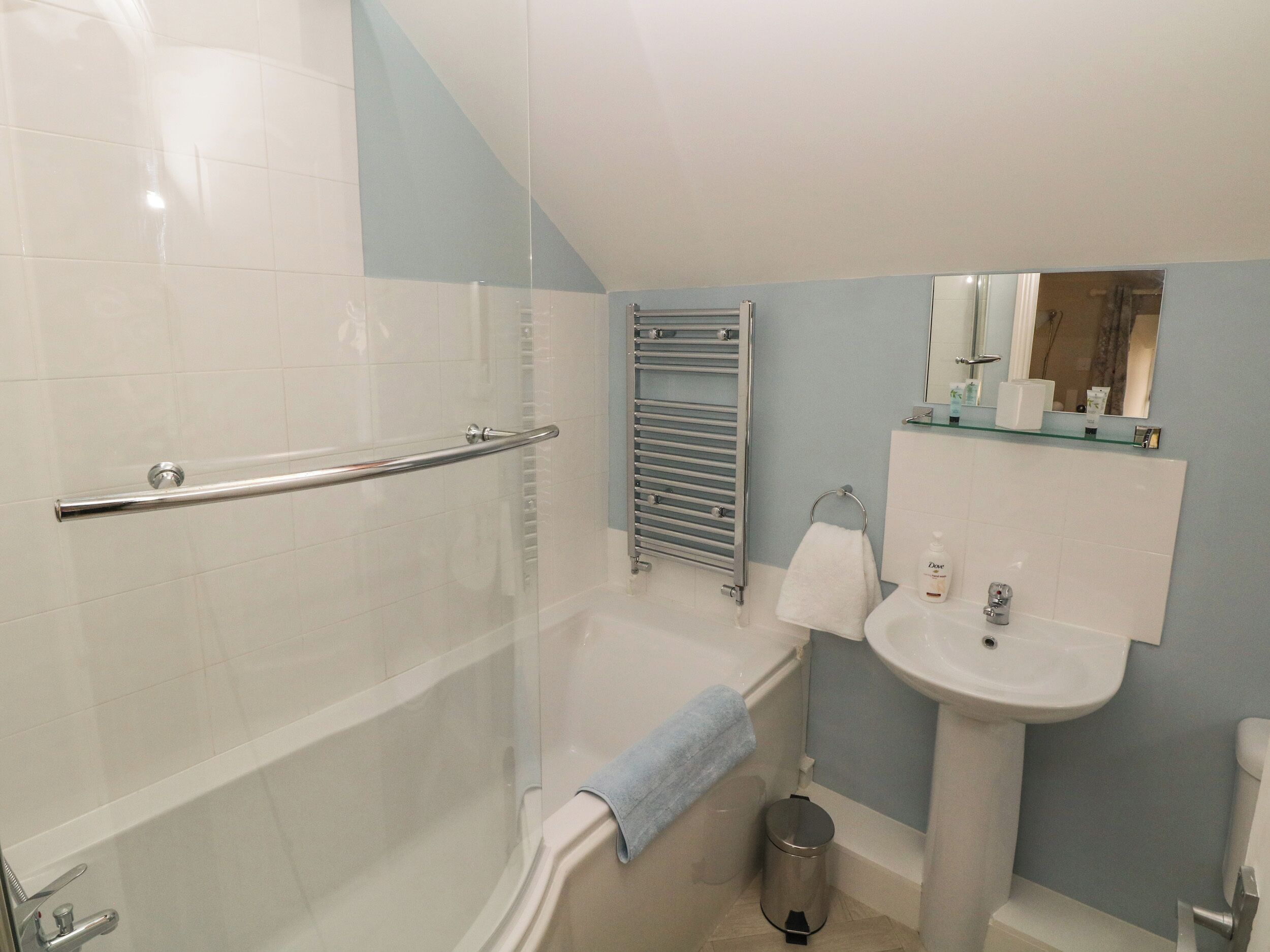 Un baño con ducha, bañera, lavamanos e inodoro.
